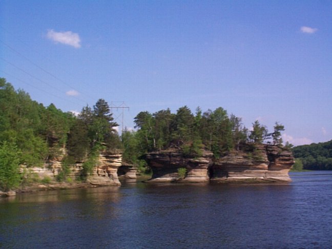 Rock slabs in the Wisconsin River at Wisconsin Dells. Creative Commons user Amadeust